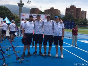 Gli azzurri compound con il coach Valesella dopo la vittoria dell'oro a Medellin